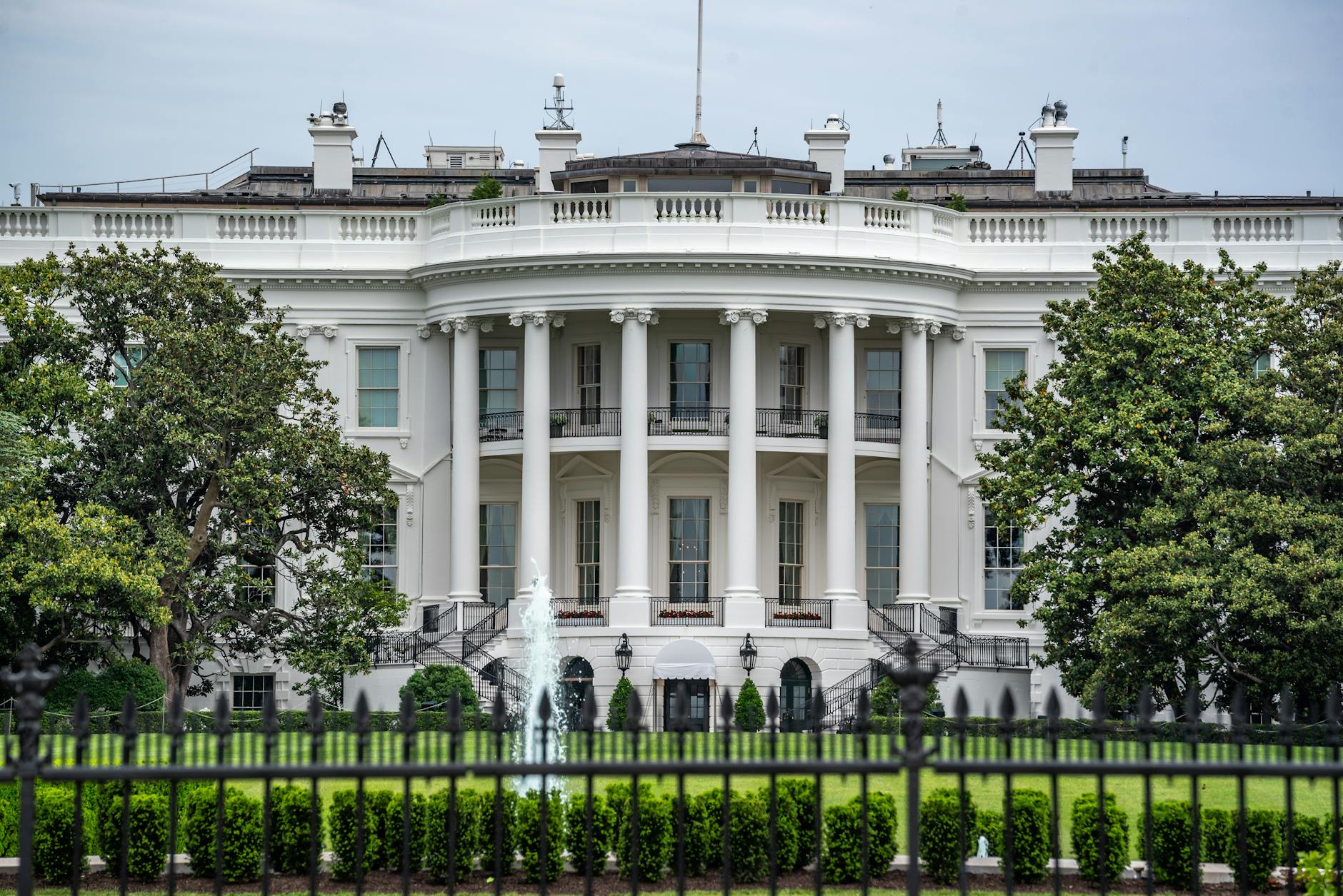 iconic white house in washington dc